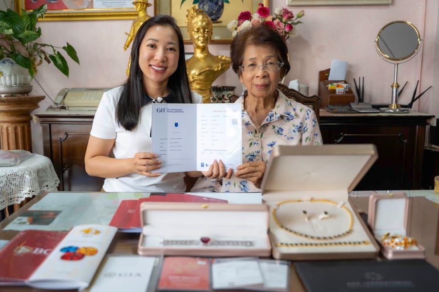 คุณจันและคุณแม่กับใบรับรอง